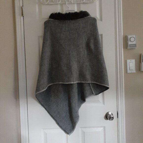 Fratelli Talli Gray Faux Fur Collar Wool Alpaca Knit Poncho - Picture 3 of 8